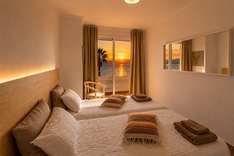 Dormitorio con vistas al mar de Spectacular Views in Las Canteras al atardecer